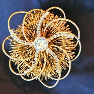 VINTAGE SIGNED HATTIE CARNEGIE Gold Tone Flower Rhinestone Brooch